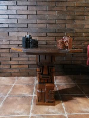 Mesa de ajedrez tallada en madera