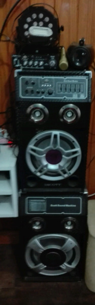2 parlantes + mic + 1 amplificador y luces