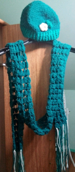 Conjunto de gorro y bufanda tejidos a crochet, usados.