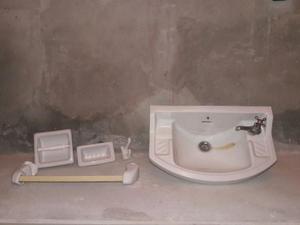 Inodoro, lavatorio para colgar y juego de accesorios