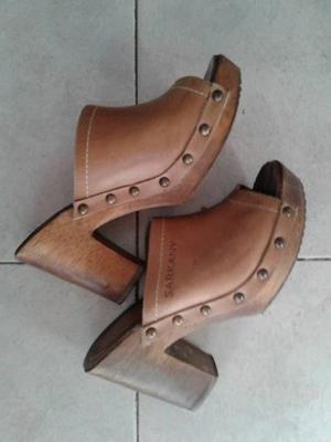 VENDO SUECOS DE CUERO Y MADERA “SARKANY”, NUMERO 37.-