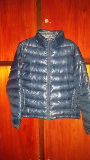 Campera azul con plumas