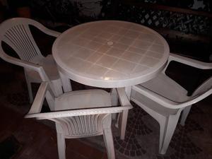 Juego de mesa redonda de plastico con 4 sillas mas dos