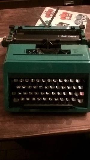 antigua maquina de escribir Olivetti
