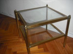 mesa de bronce con estantes de vidrio