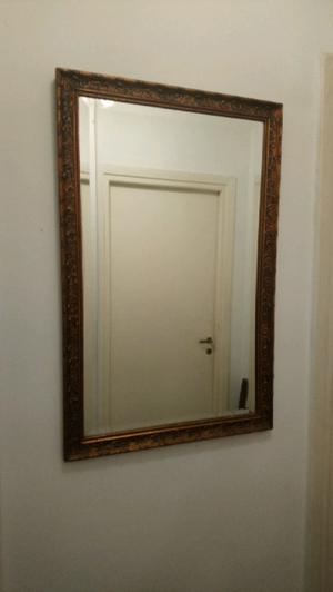 Espejo biselado con marco de madera labrado