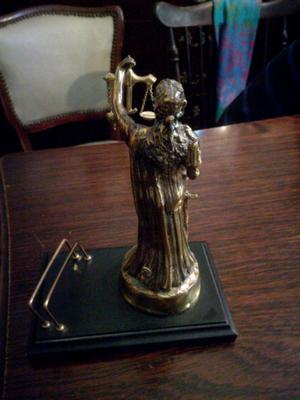 Estatua de la justicia con tarjetero
