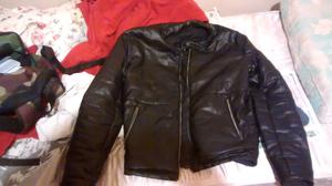 Vendo campera black raiders cuero