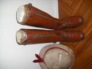 botas de Polo y casco hindu