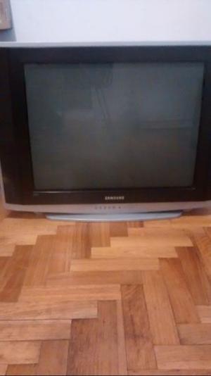Tres(3) TV de Tubo para reparar (1funciona) $ ideal