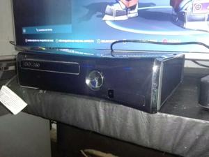 Xbox360 ORIGINAL con un joystick y un juego digital