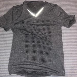 Remera gris deportiva