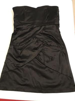 Vestido negro de fiesta corte corazon marca MUAA