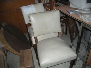 Dos sillas antiguas de madera tapizadas