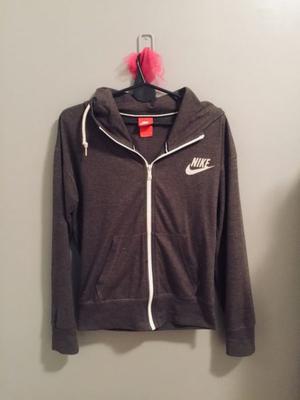 buzo camperita nike gris mujer con campucha