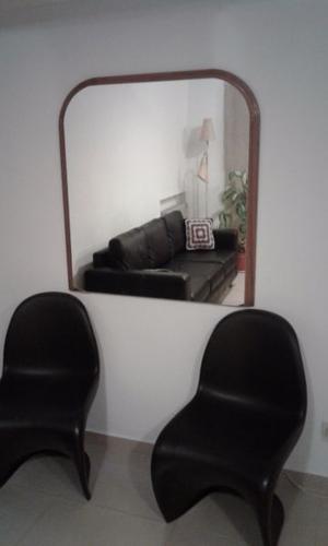 sillas modernas e importante espejo con marco de roble