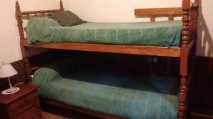 Dos camas cuchetas de una plaza de madera torneada y Mesa de