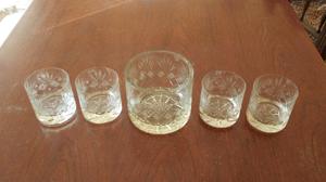 Hielera y 4 vasos de cristal tallado