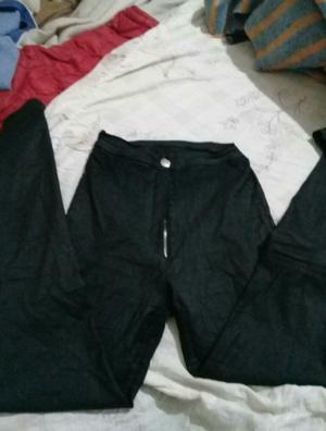 Pantalon negro engomado