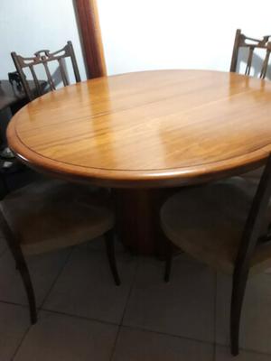 Mesa de madera con 4 sillas