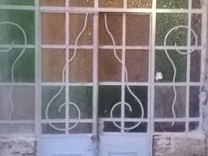 Puerta antigua en metal c/ vitrales
