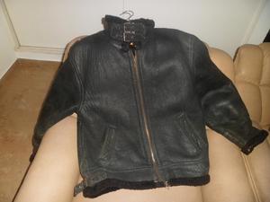 CAMPERA DE CUERO CON CORDERITO negro TALLE M unisex