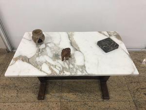 Mesa ratona en mármol y madera