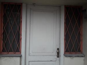 PUERTA principal y dos ventanitas con rejas y cortinas