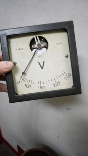 Antiguo voltimetro de baquelita sin vidrio funcionando
