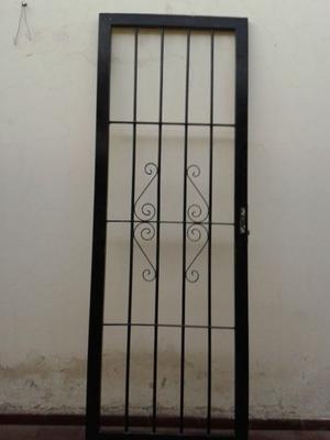 VENDO PUERTA DE REJA CON CERRADURA