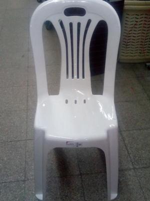 Vendo sillas sillones silloncitos mesitas plásticos