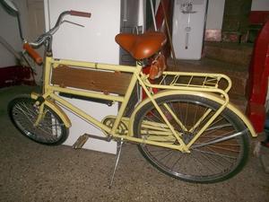 Antigua bicicleta de reparto reformada y restaurada