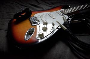 Guitarra tipo Stratocaster mas amplificador 10w - Cable -