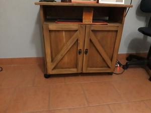 Mesa de tv de pino y silla de escritorio