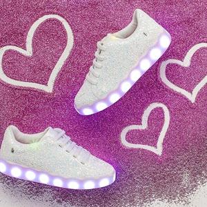 Zapatillas blancas con brillos y luces led