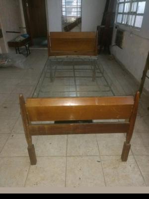 Cama antigua con elástico de metal