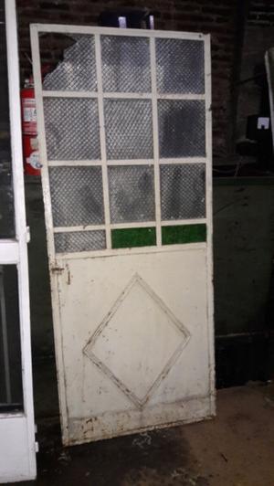 Puerta antigua de hierro y vidrios