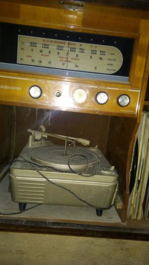 Conbinado antiguo radio y tocadisco