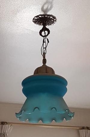 Hermosa lampara colgante de bronce con vidrio azul