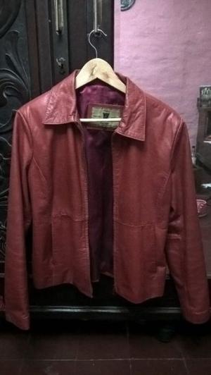 Vendo campera de cuero vacuno roja, mujer talle L