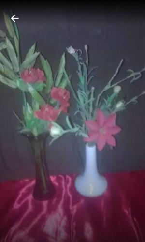 2 floreros con flores artificiales