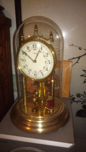 Antiguo reloj de mesa alemán con cupula de cristal y llave