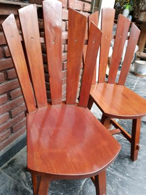 Juego de sillas de madera laqueadas