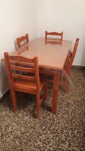 Mesa de Madera con cuatro sillas