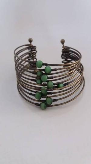 PULSERA AJUSTABLE CON DETALLES VERDES