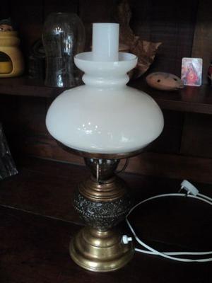 Antigua lámpara de mesa o velador Quinque. Antigua Saudade