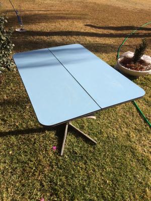 Mesa plegable de madera con pata metálica