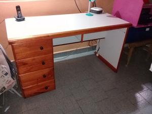 ESCRITORIO DE MADERA MACIZA CON 4 CAJONES Y PORTA TECLADO