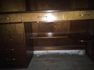 Vendo escritorio de madera, con estantes y cajones