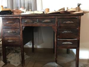 Escritorio antiguo de madera